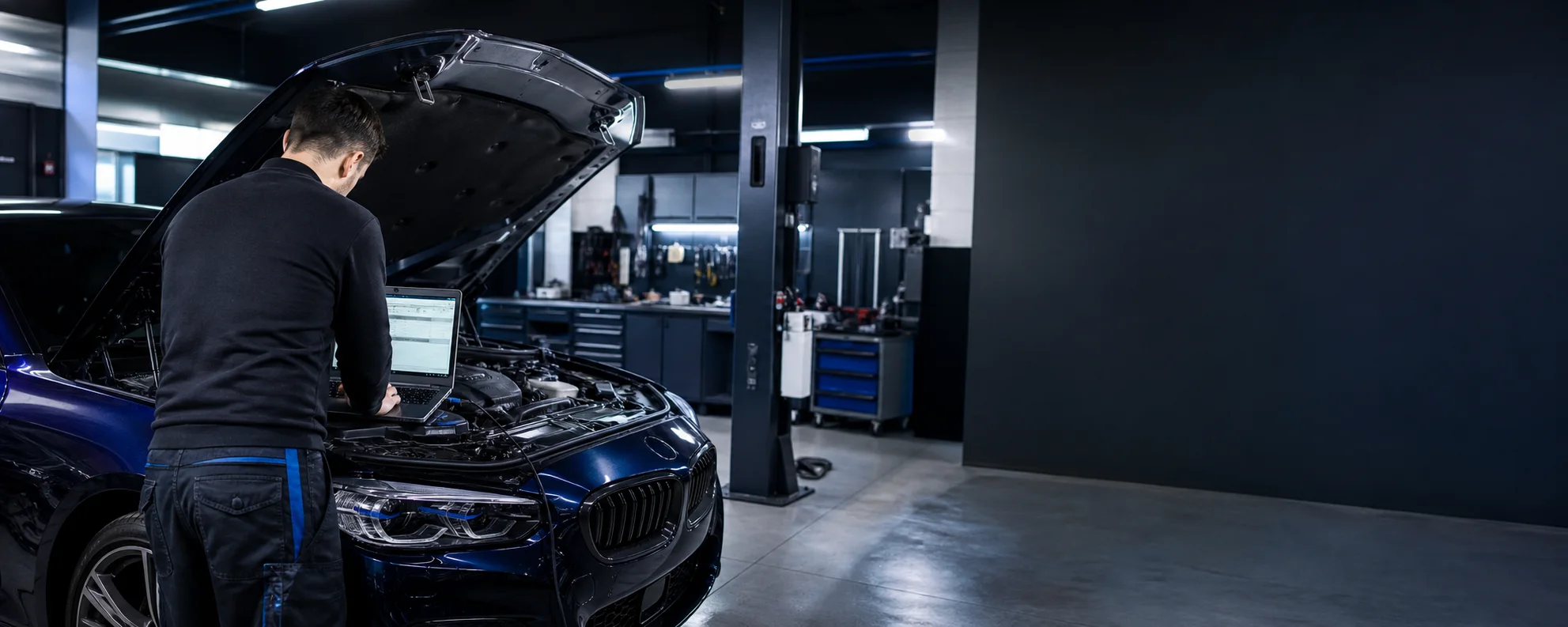Tehnician Autopan diagnosticând un BMW în atelier
